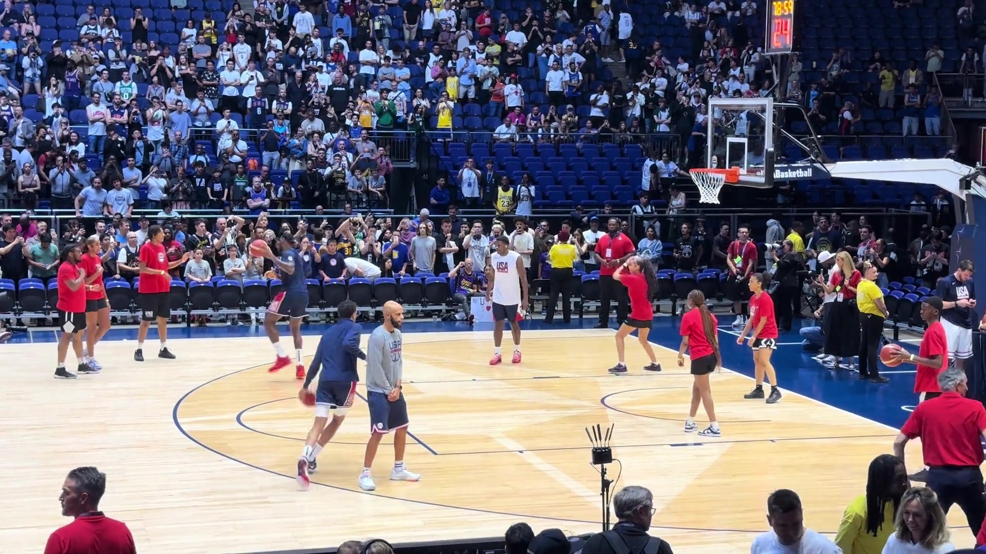 球迷拍摄詹姆斯热身连续四个中投尴尬不中一旁华子看得直挠头