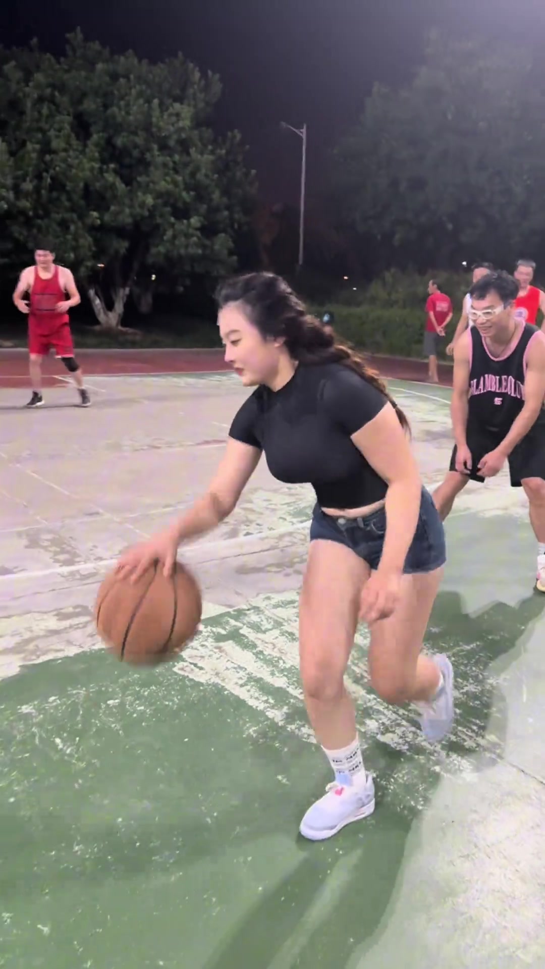 不懂就问野球场遇到主动抢球的女生该怎么进攻