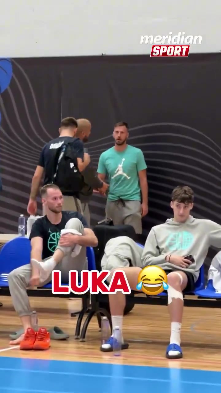 真会玩啊东契奇直接将教练的裤子给扒下来了