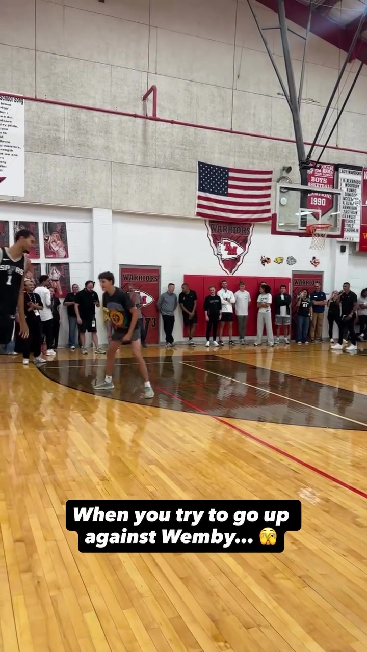 文班出席马刺队社区互动与球迷交流先是大帽对方随后再隔扣