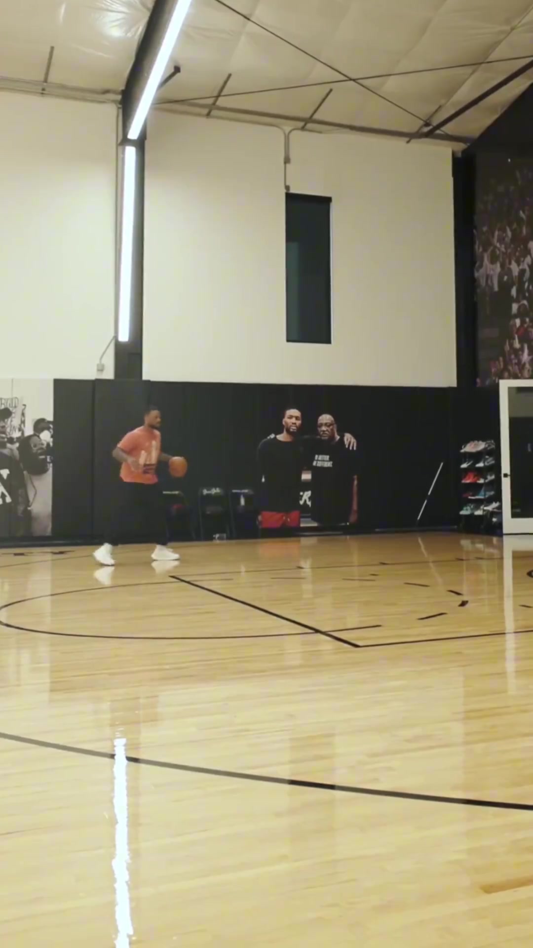 此前跟腱撕裂杨瀚森队友利拉德恢复投篮训练 球馆背景乔治瞩目