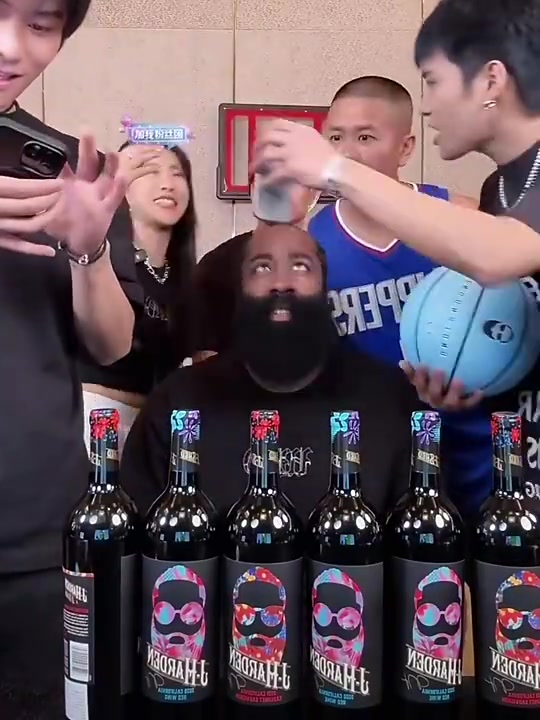 令登哥震惊哈登曾在三只羊直播间12秒卖出4万瓶红酒