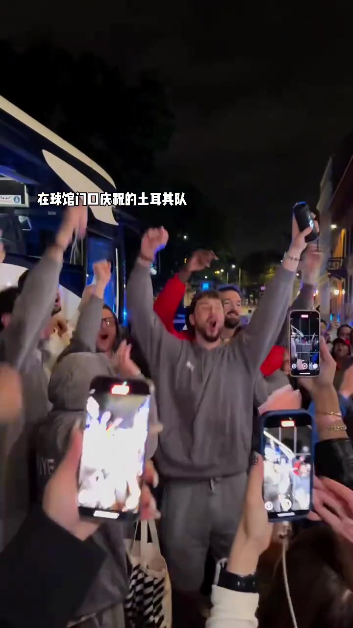 约基奇字母哥都是手下败将申京和队友庆祝杀进欧锦赛决赛