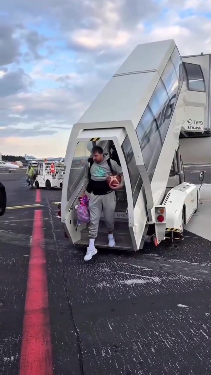 东契奇飞抵斯洛文尼亚抱球回国获热烈欢呼 机场为球迷签名