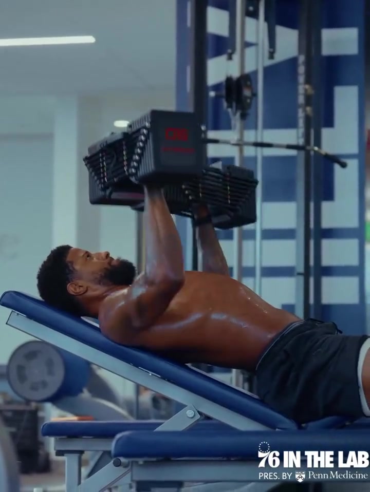 休赛期结束乔治回归力量训练 懂的吧友说说这举的多少铁