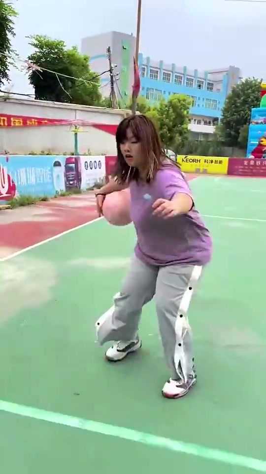 在野球场遇到如此微胖妹纸吧友们敢和她打1v1么