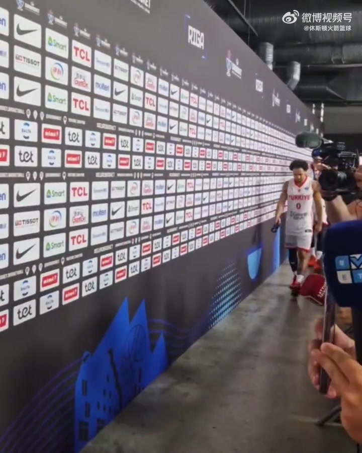 对亚军很失望申京赛后低头落寞走过采访区一言不发