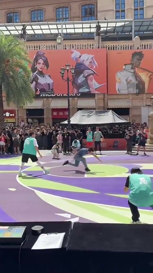 太狠了郭艾伦一个急停回拉徐静雨直接飞了出去....