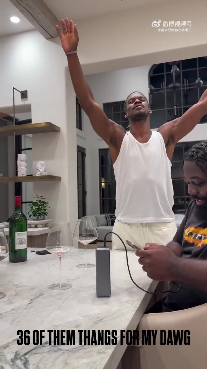 巴特勒又嗨起来了还把头发染成了绿的