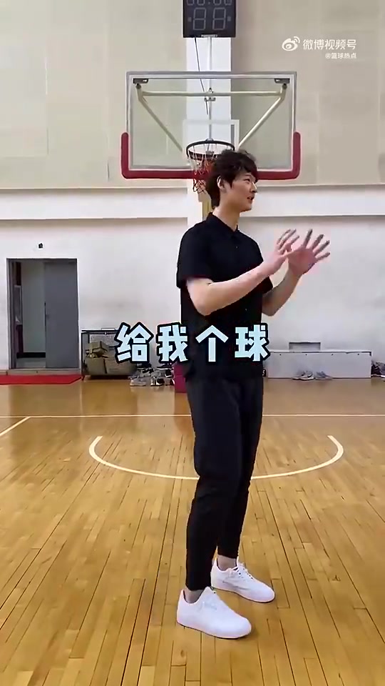 这么幽默王哲林此前搞笑视频如何在篮球场撩妹