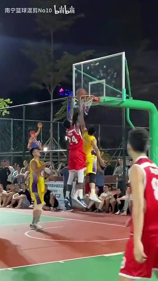 这就是为什么打篮球要有身高不然跳得一样高还是会被人隔扣