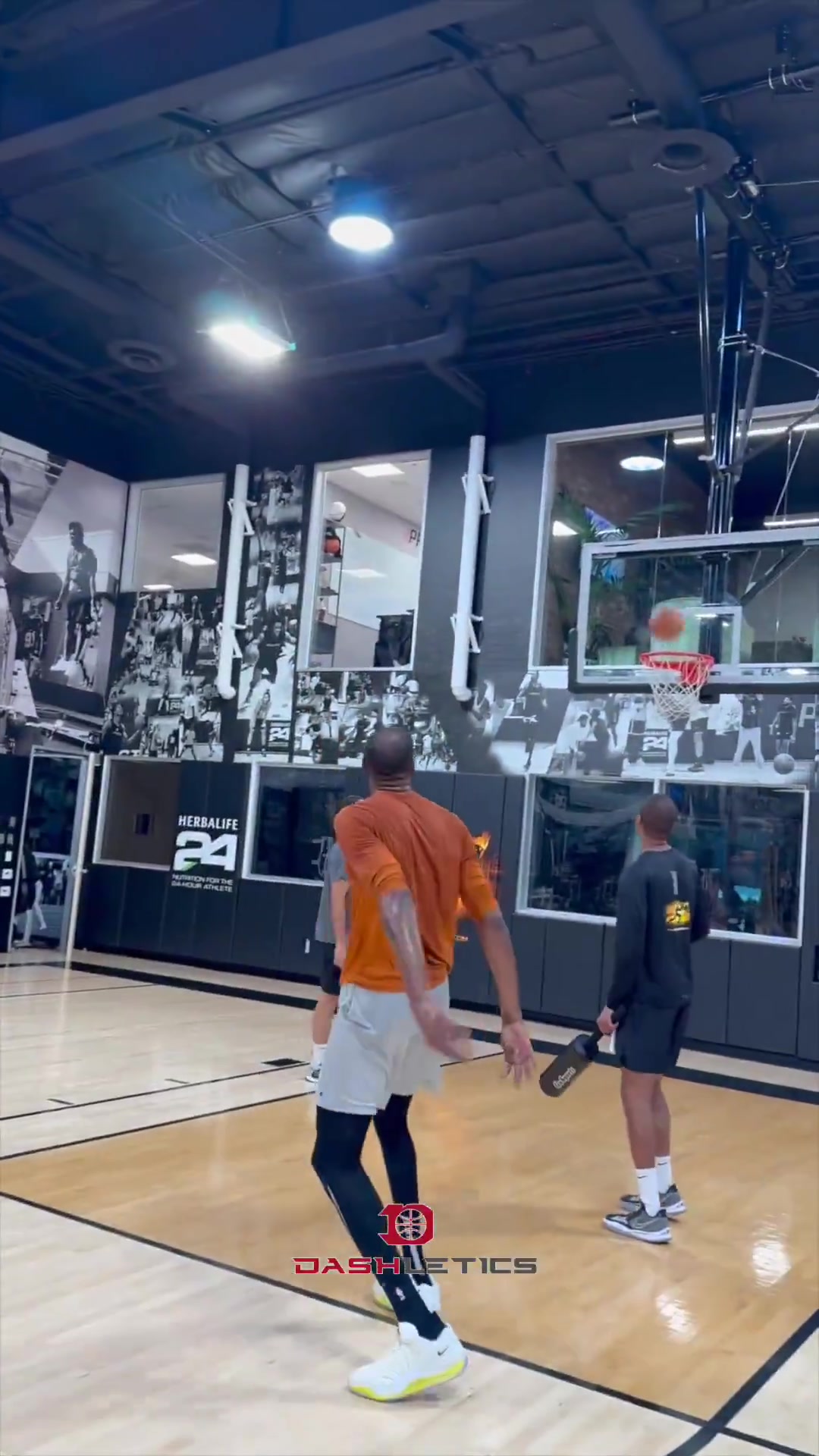 就小帅这单打技术我真不信联盟里有谁单挑能击败他