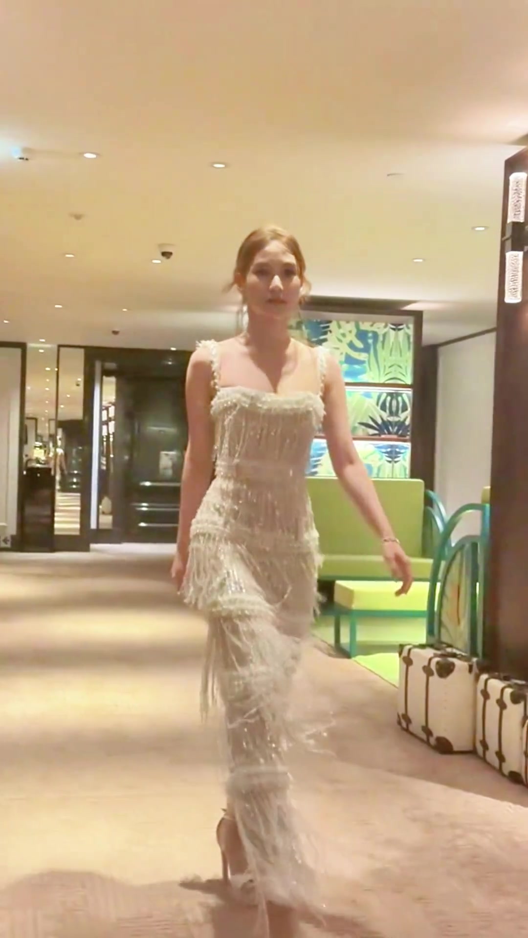 快被珠子闪瞎啦何超莲这一身穿搭至少大几百吧