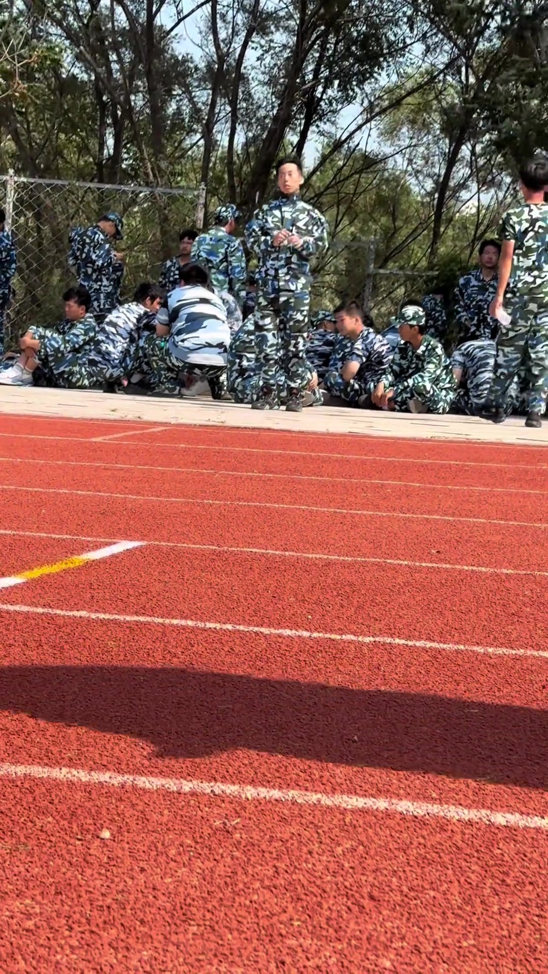 哈哈哈哈这个真跟我兄弟一模一样老是喜欢做这些动作