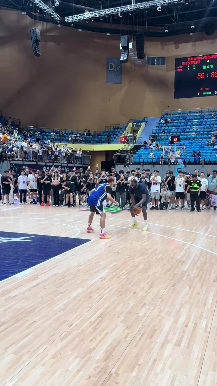 好惨程鑫凯身穿普尔球衣被追梦无情碾压得分随后还被锁喉