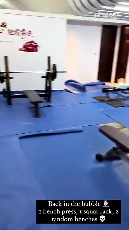 确实简陋林书豪曾发视频吐槽CBA赛区健身房 事后被官方罚款