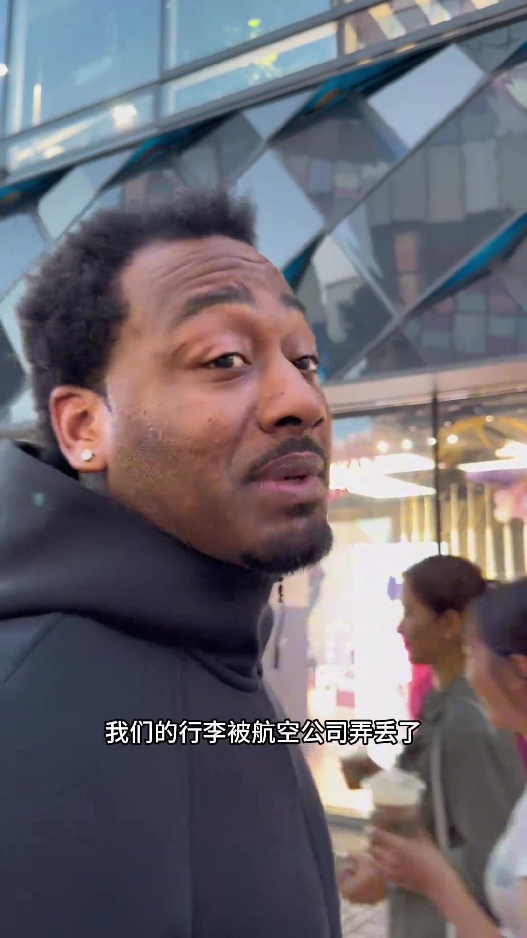 强哥发福了啊沃尔中国行行李被弄丢了 来北京三里屯购物了