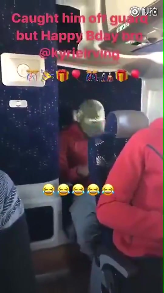 谁还记得这一幕詹姆斯昔日倾情演唱生日歌令寿星欧文腼腆一笑