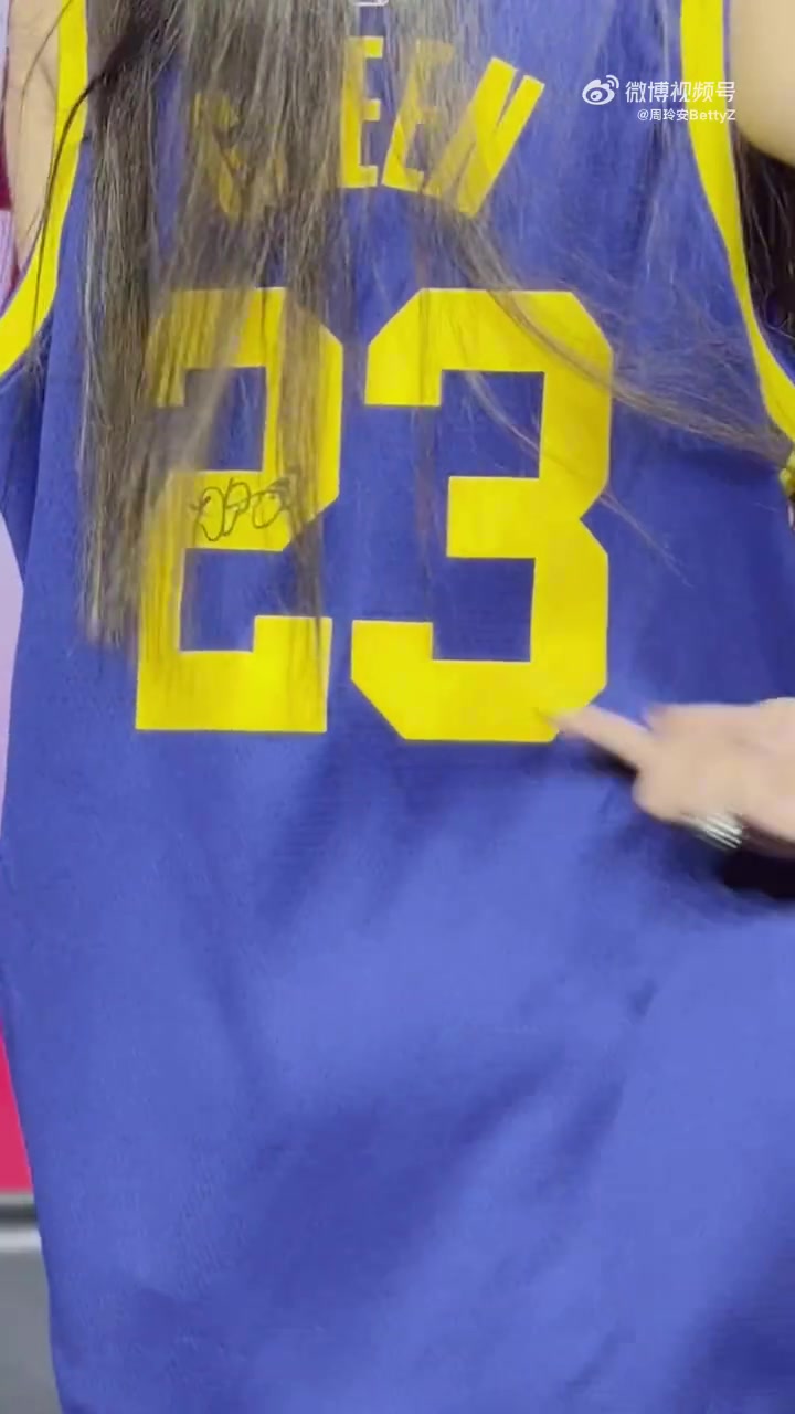 周玲安和追梦格林坐在一起真有种美女与野兽的既视感