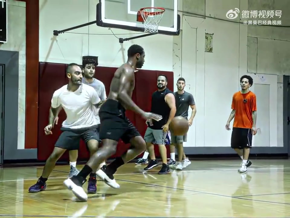 韦德打野球局这肌肉线条看起来相当有美感