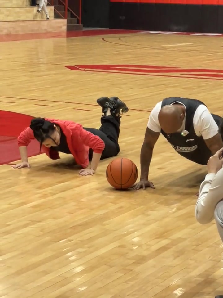 愿赌服输马布里三分输给孙悦 妻子陪着一起接受俯卧撑惩罚