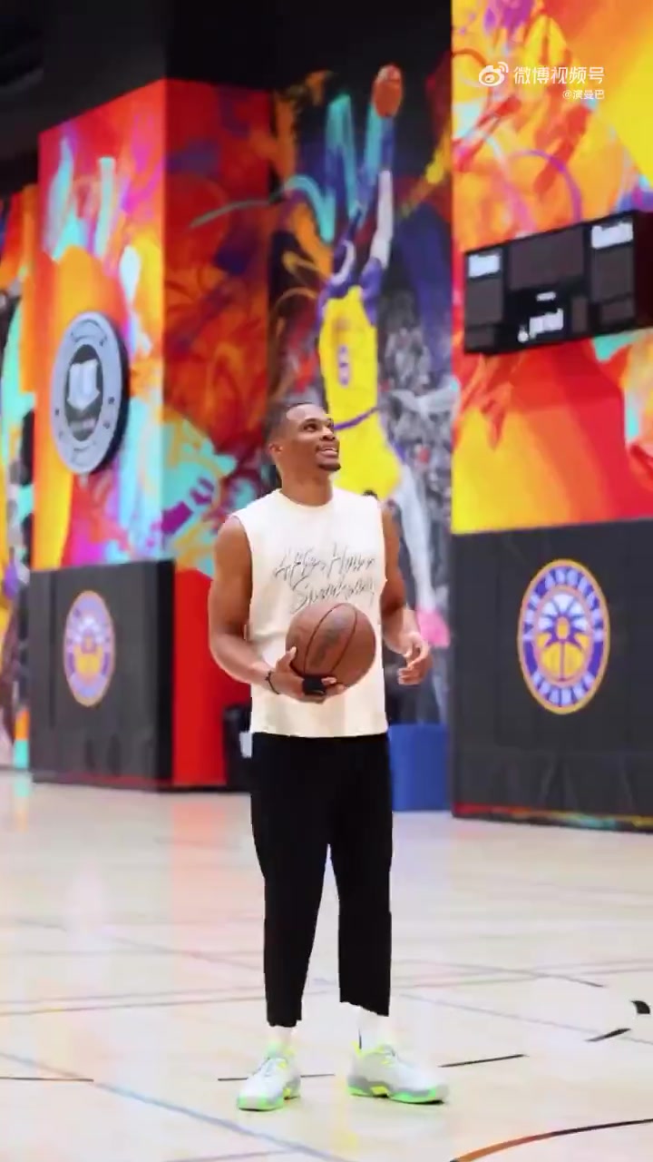 可惜火箭没办法签你依旧是自由球员的威少与保罗一起训练