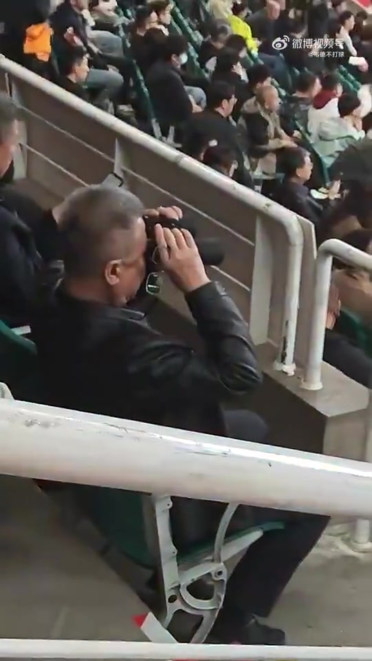 比赛的时候凑合看就行了中场休息必须拿起望远镜认真看