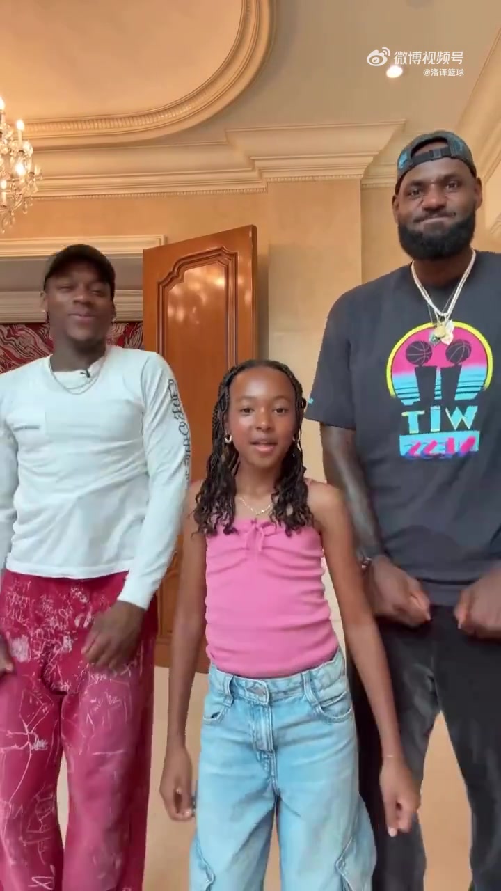 因臀部紧张缺席湖人首场季前赛詹姆斯前几天还在扭屁股秀舞技啊