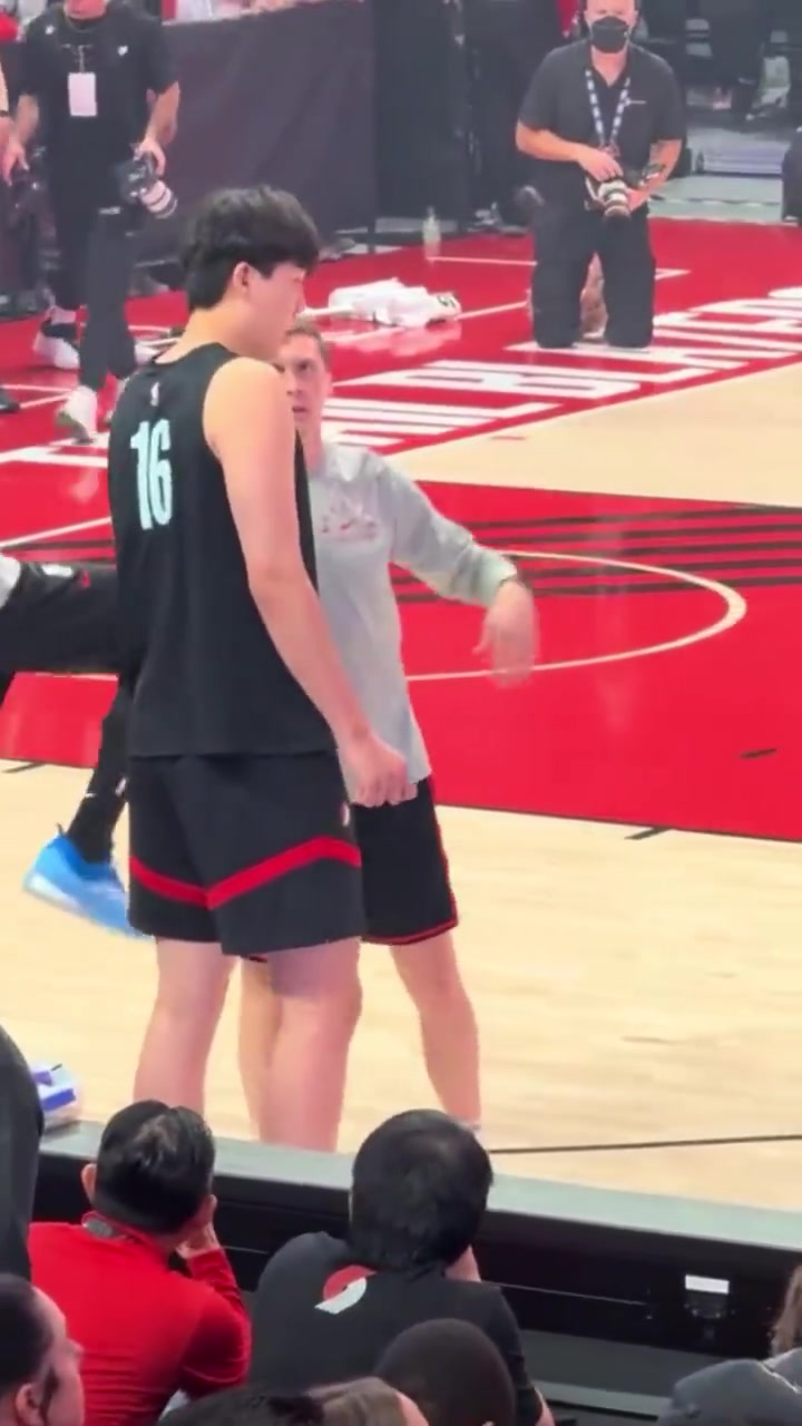 开拓者球迷日杨瀚森和助教沟通随后兴奋地开始热身