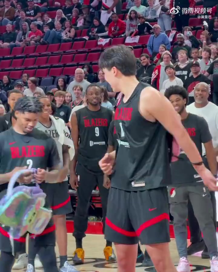 太可爱了开拓者球迷嘉年华杨瀚森背书包学跳舞