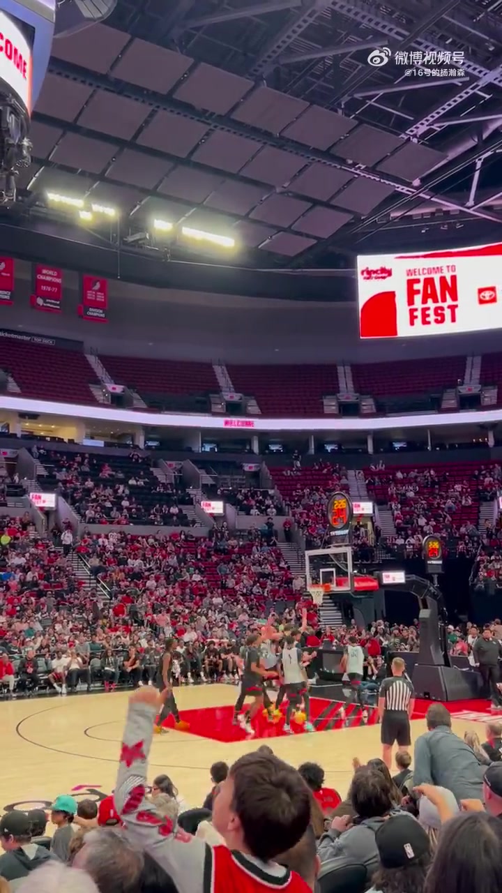 啊这杨瀚森篮下卡位遭到克林根肘击倒地后缓缓起身