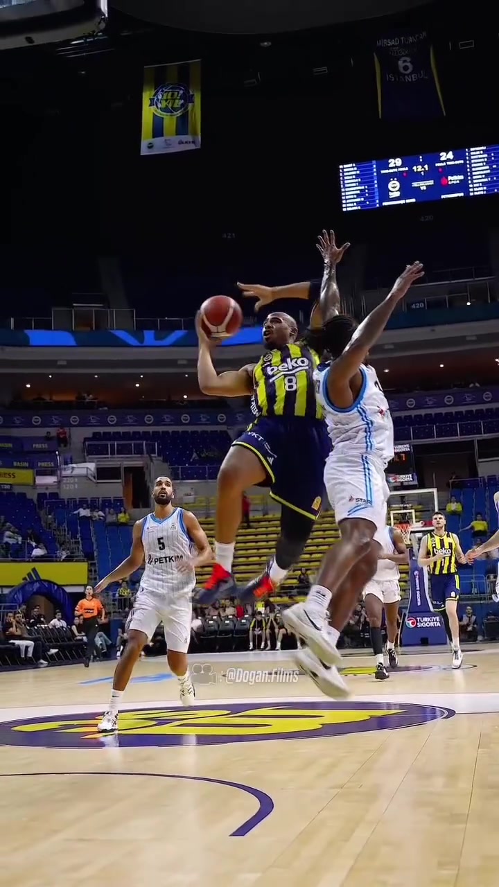 我湖反篮小王子24岁霍顿-塔克在欧洲尽情展示超绝反篮天赋