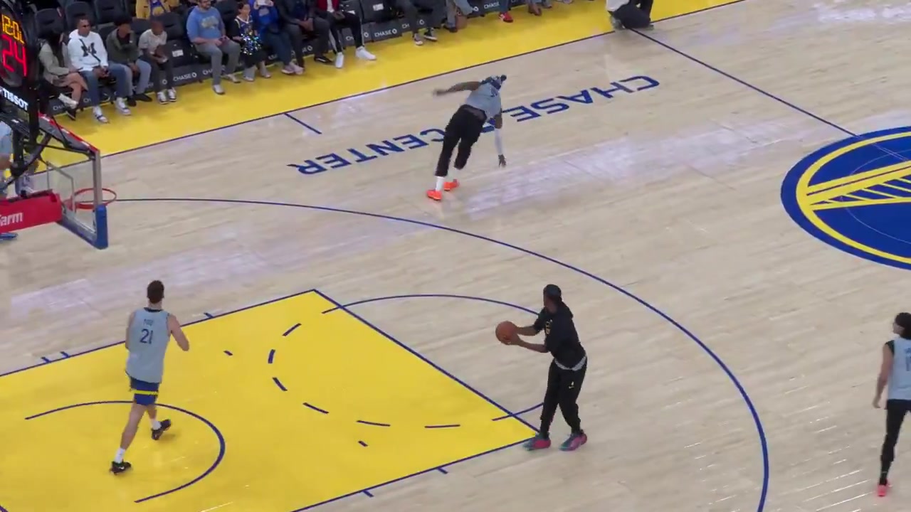 功夫不错希尔德训练中来了个侧手翻随后三分出手