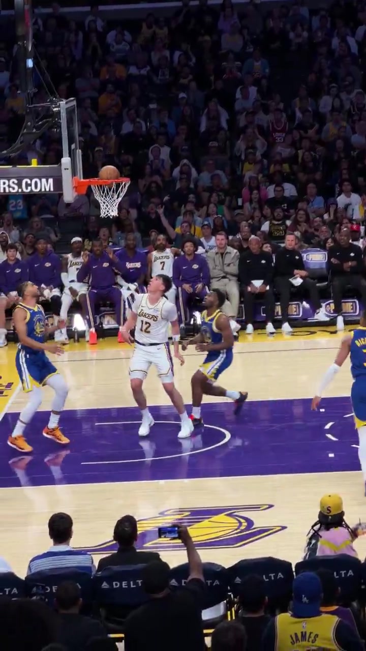 拉拉维亚上空篮两次不中幸亏后面补进老詹从想抱头变鼓掌