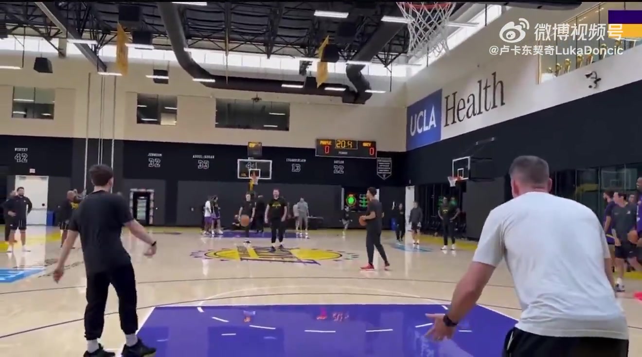 真是准啊东契奇快乐又轻盈的训练 备战首秀