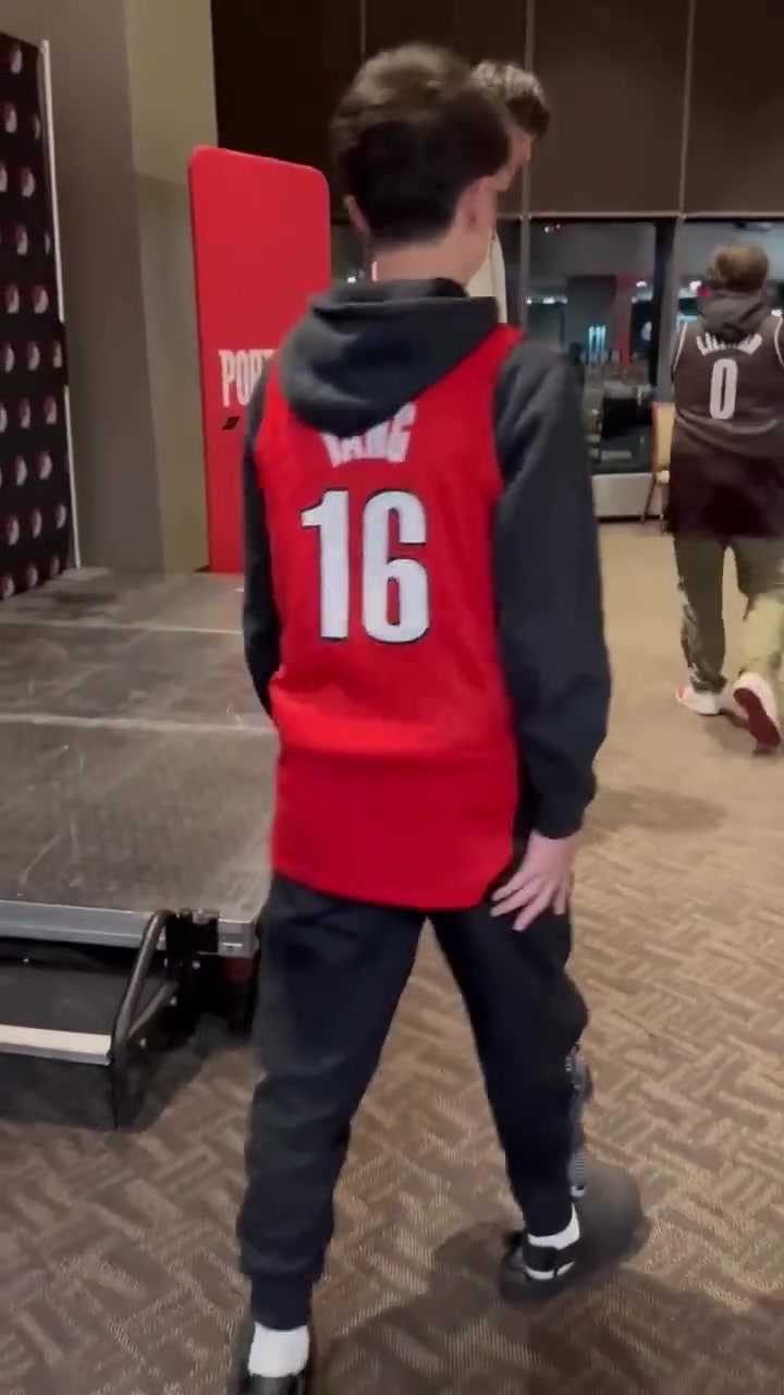 这个粉红小书包已经成为杨瀚森的固定装备了吗