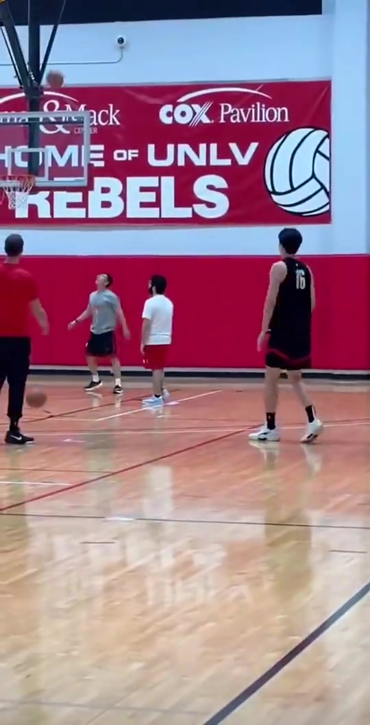 都看在眼里的杨瀚森此前跟着斯普利特训练定点三分12中11