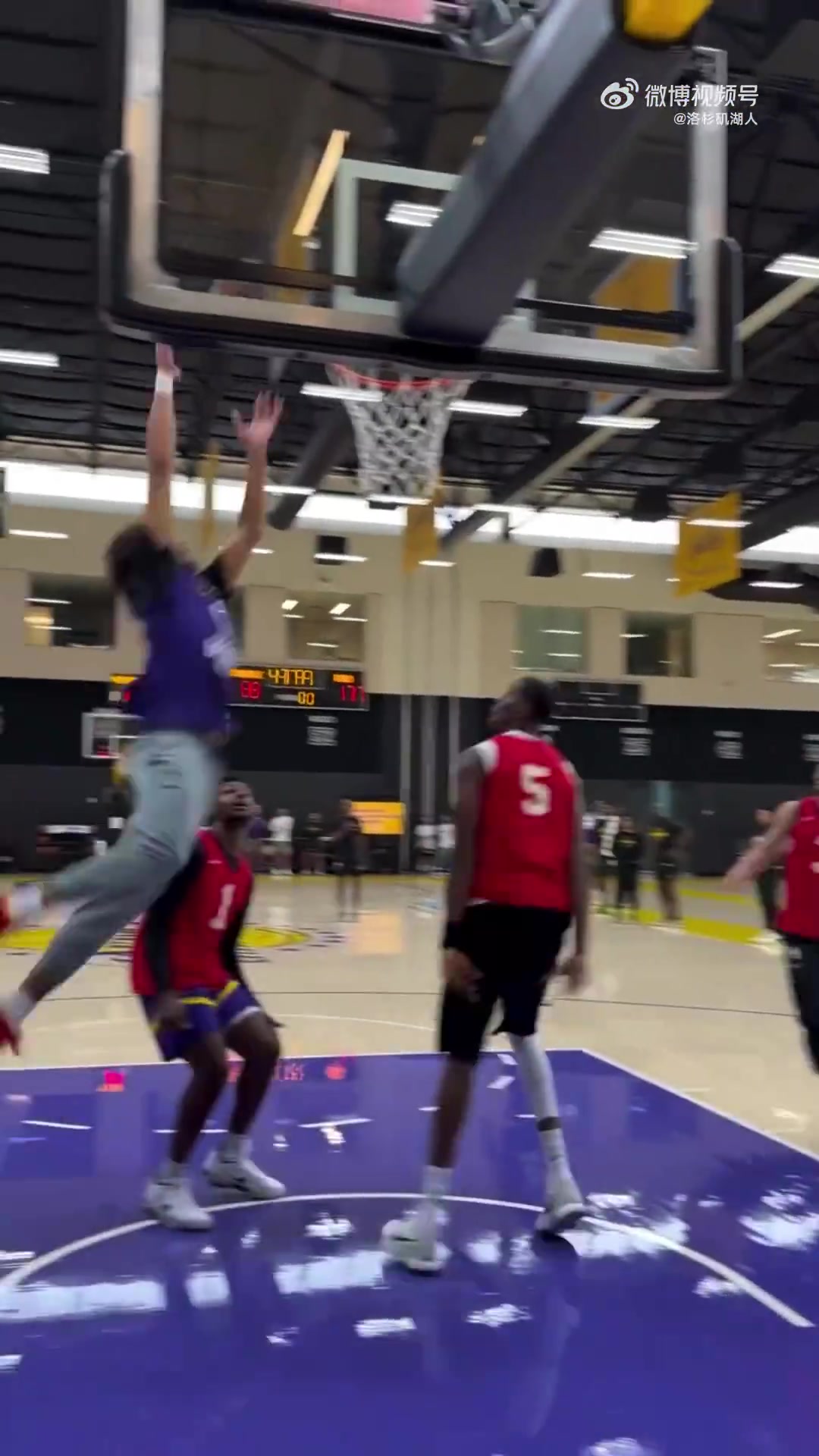 揭幕战输球不影响气氛湖人今日训练视频一览