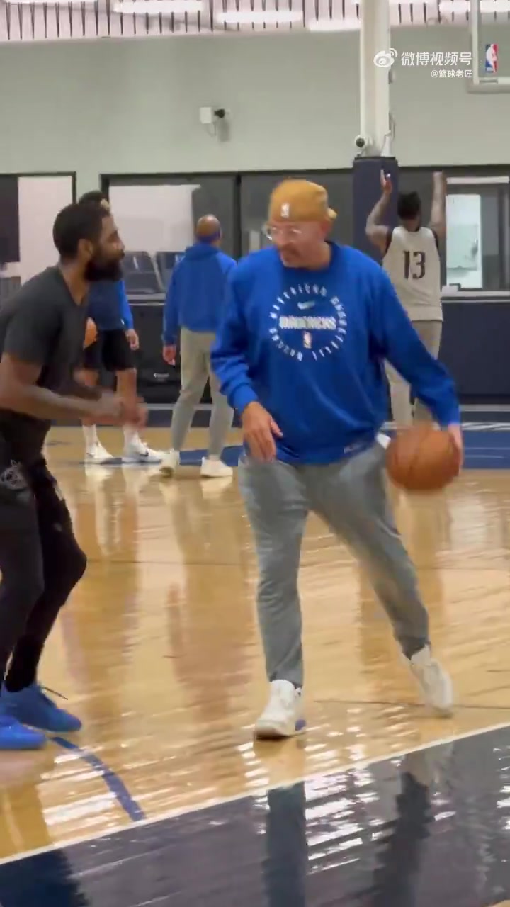 两个历史级控卫基德在训练中推土机背打欧文满满的都是欢乐