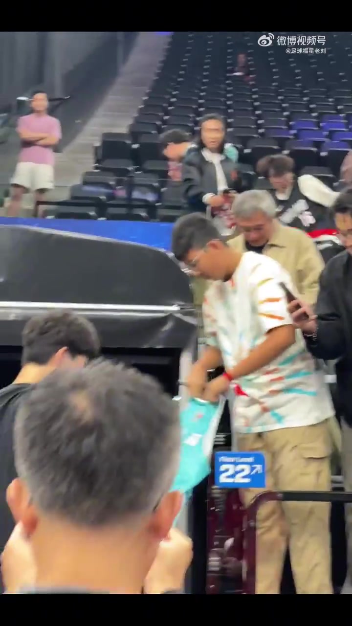 有求必应杨瀚森结束热身后为场边中国球迷们进行签名