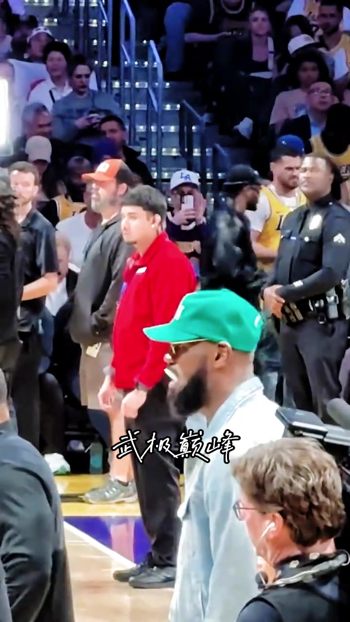 小小的不自律老詹观赛有点无聊吃起了棒棒糖