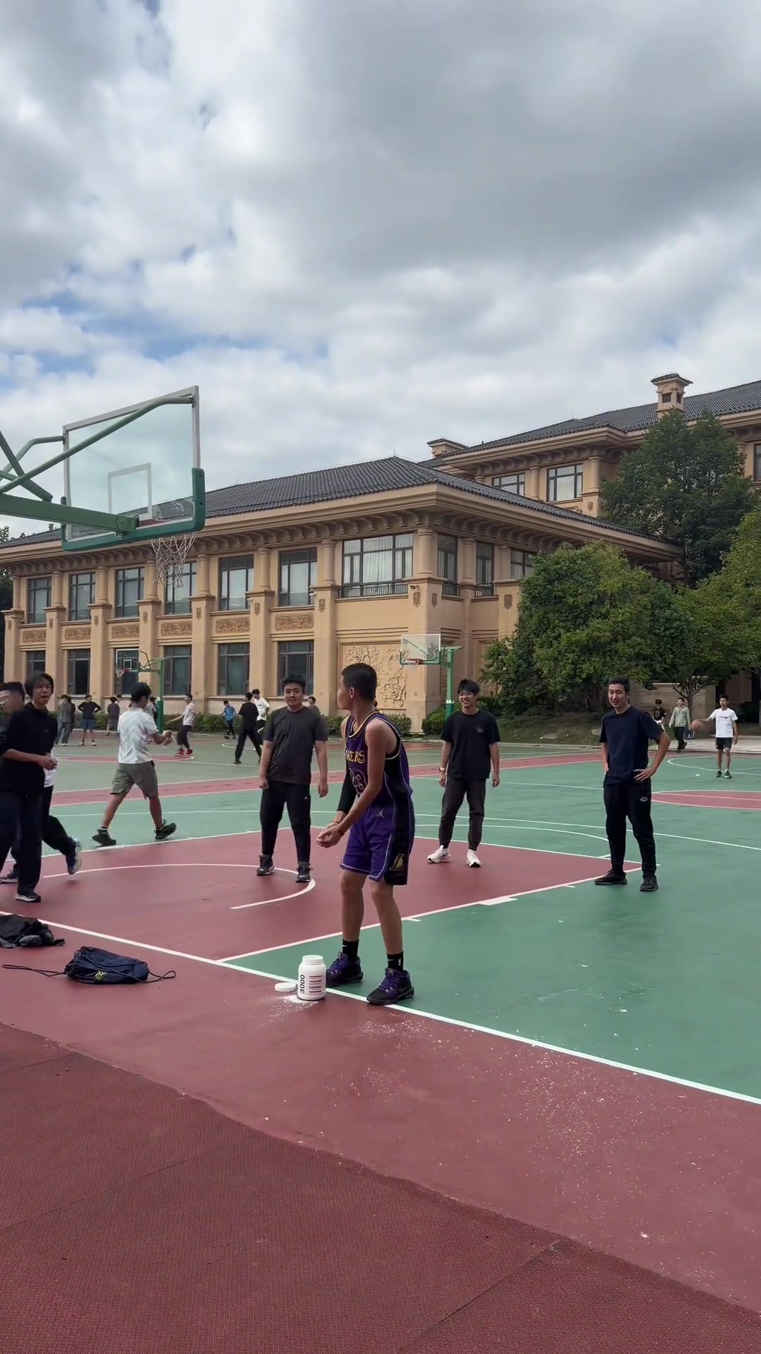 我就想问你们他到底是真粉还是黑粉