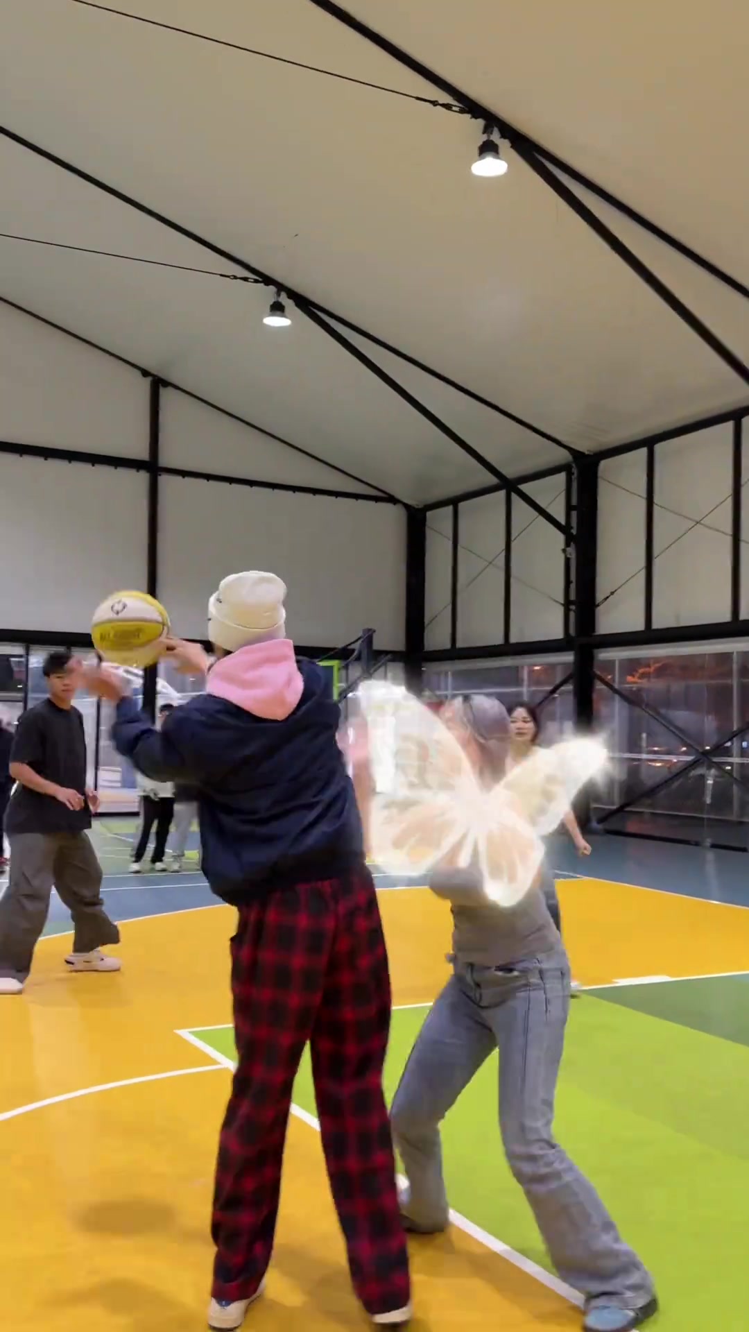 不懂就问野球场怎么防守穿背心的女孩子