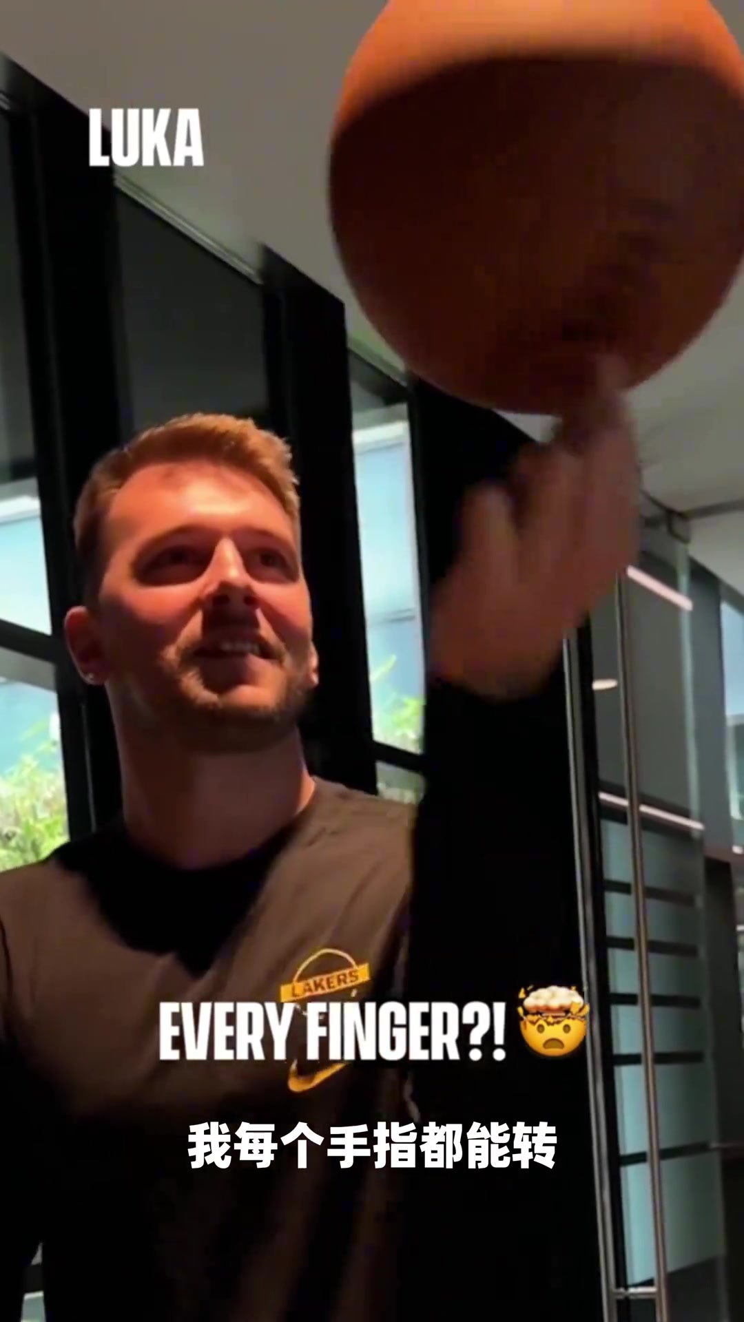 东契奇和八村桑比划一下指尖转球