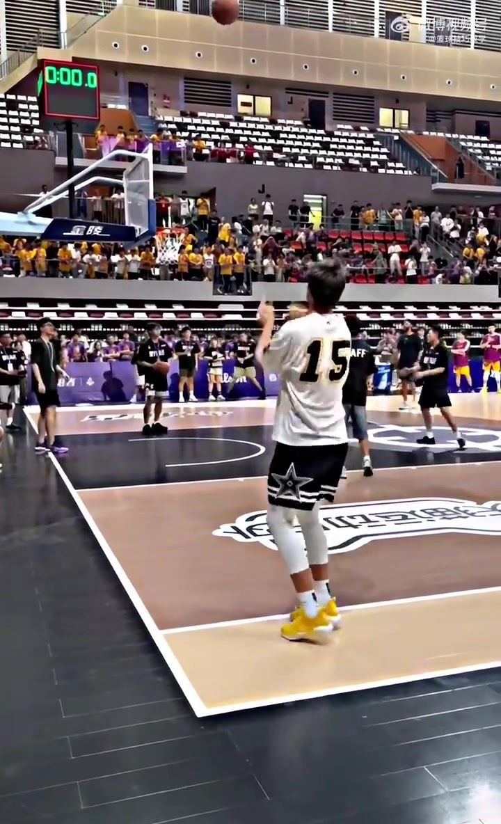 卖票让球迷看里夫斯中国行训练几乎不投丢 这就是NBA球员