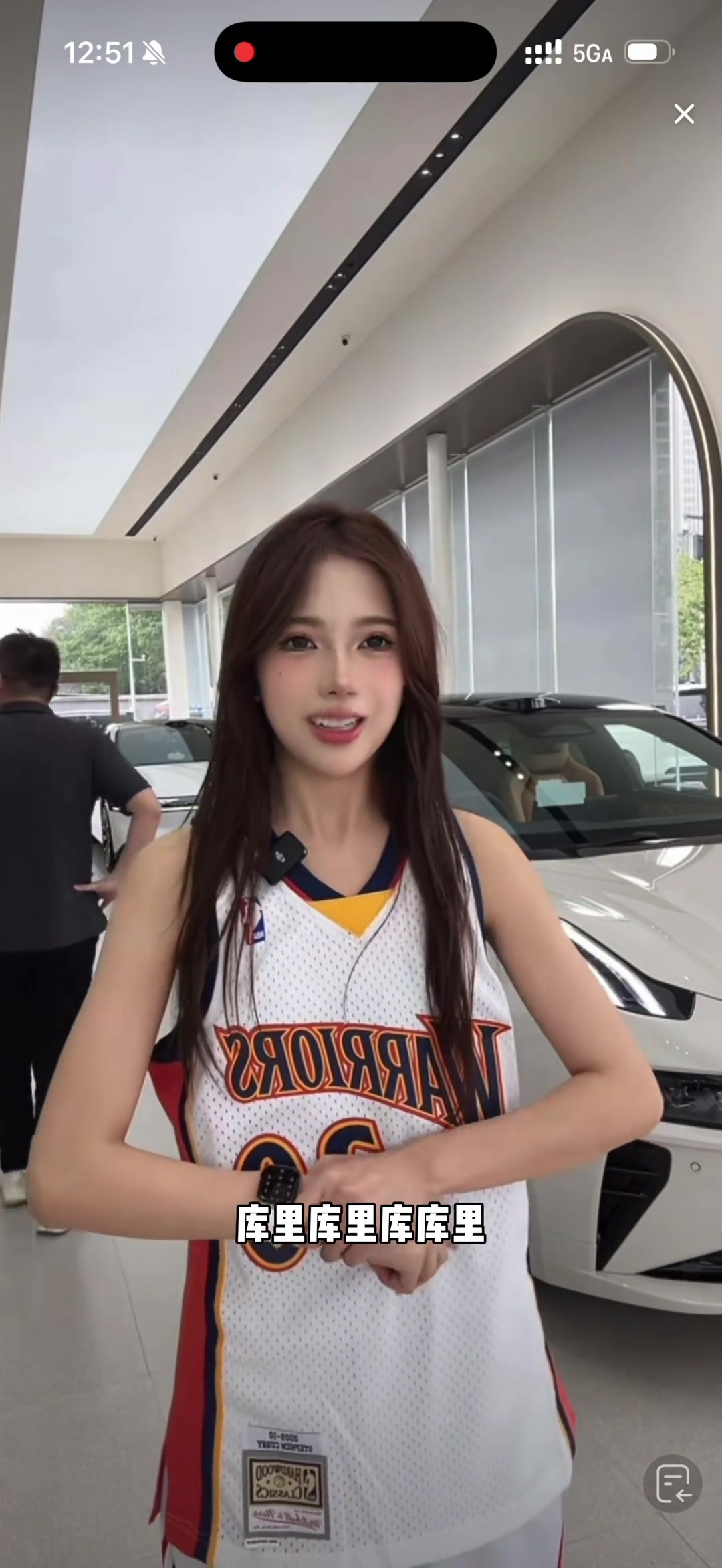 抽象了一位卖车女主播 通过穿库里球衣奇葩运球吸引流量