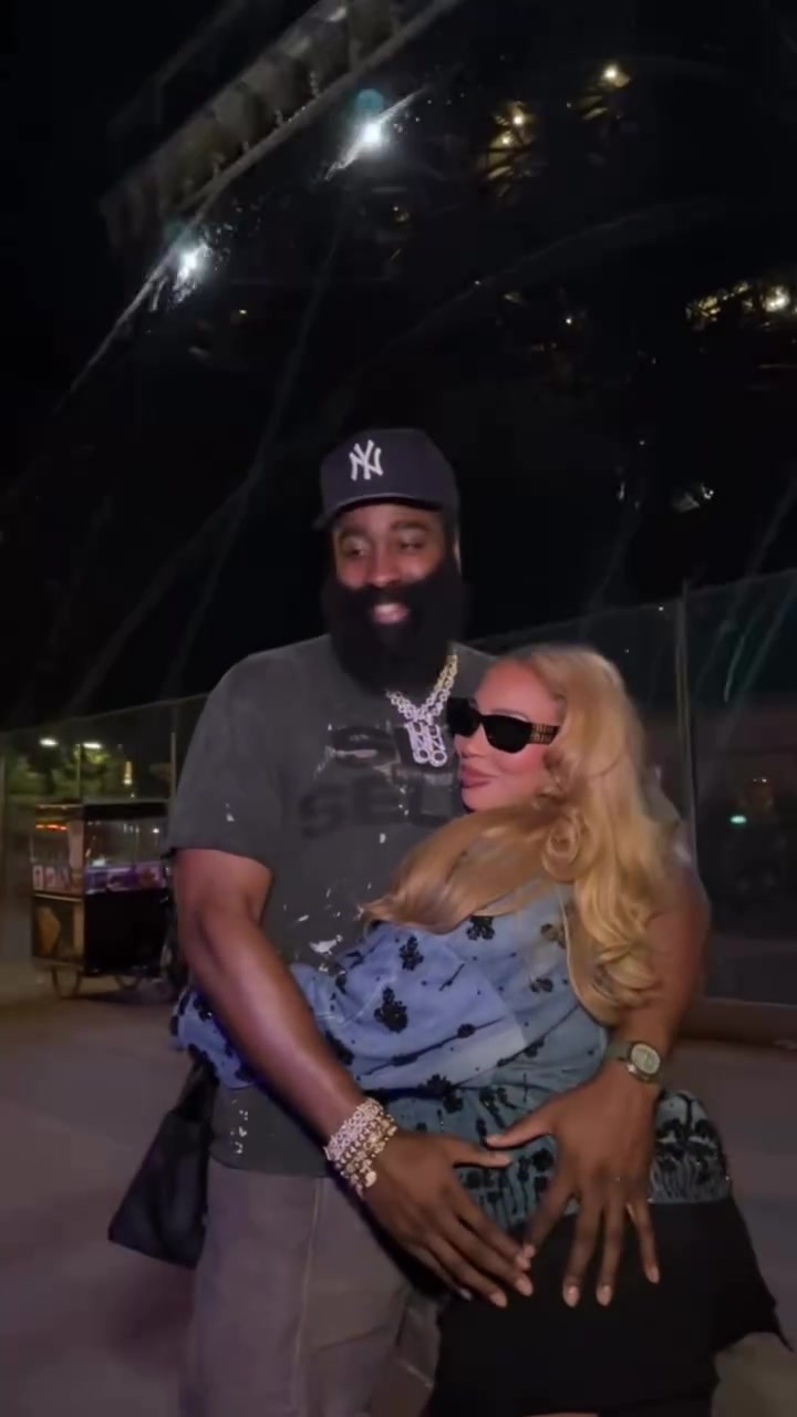 登哥万圣节与女友甜蜜相拥女友小鸟依人