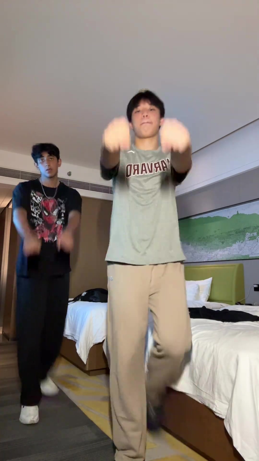 哥们你是杨翰亲弟嘛兄弟太像了吧