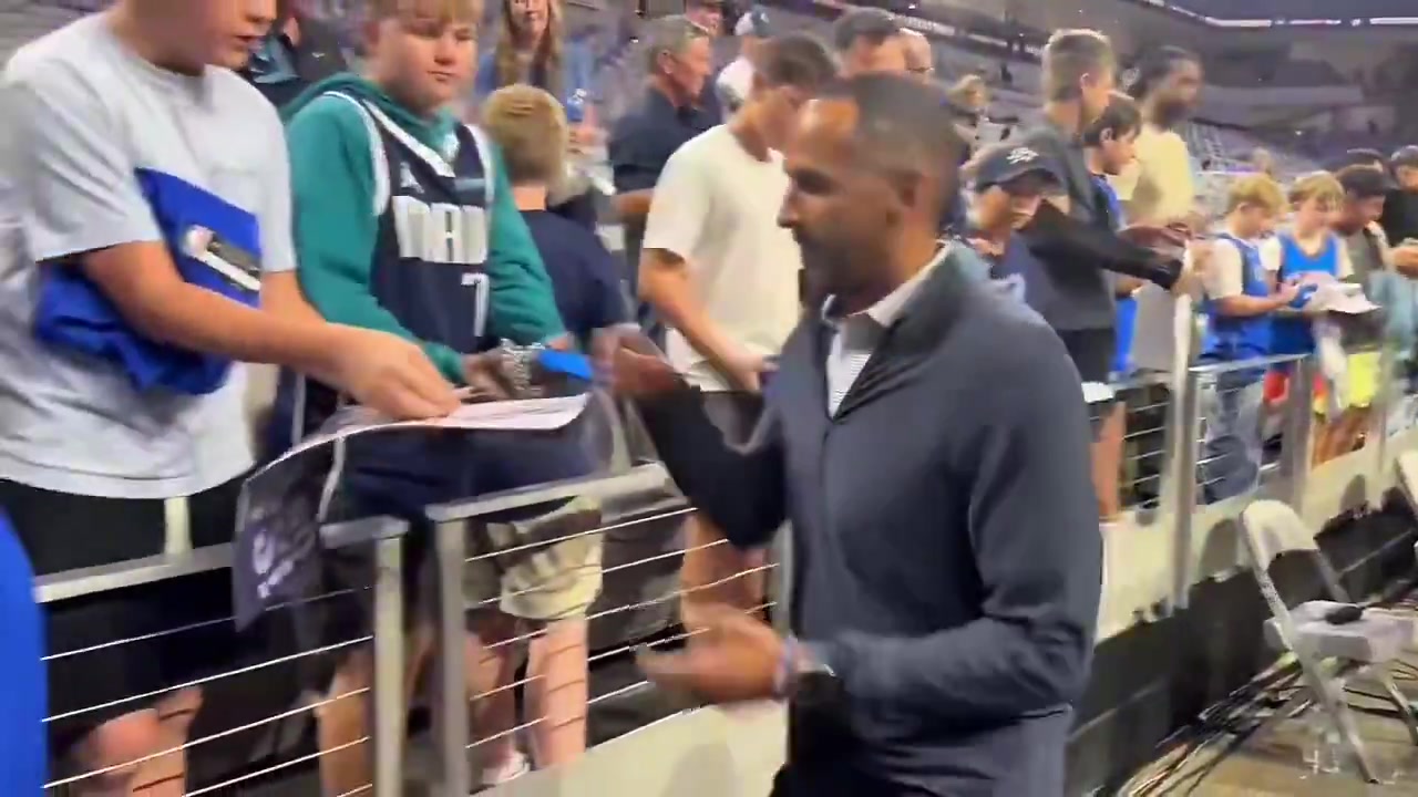 巧合吗独行侠经理Nico给球迷签名偏偏漏掉了身穿东契奇球衣的那位