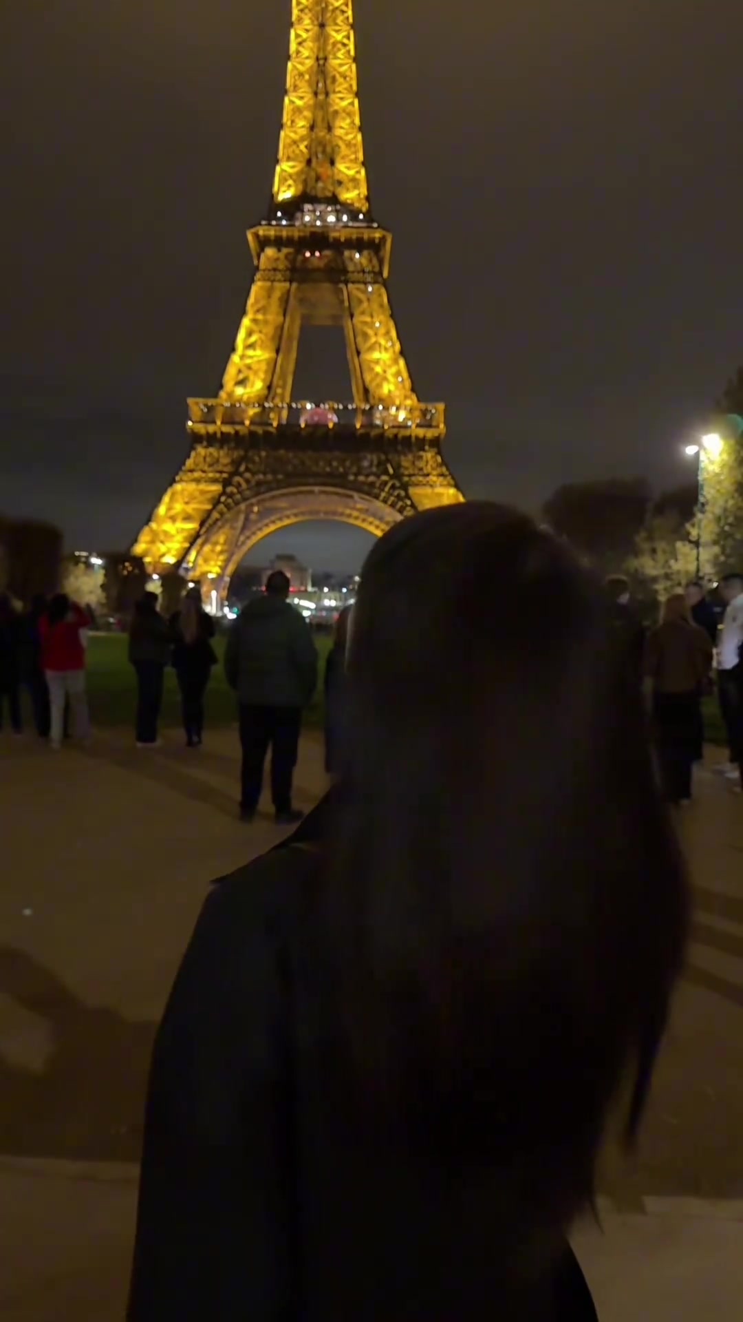 去旅游啦小七晒视频在巴黎铁塔下臭个美吧